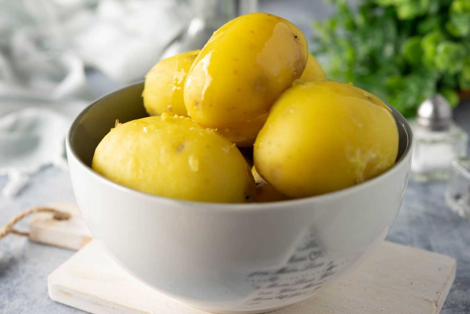 https://www.corriecooks.com/wp-content/uploads/2019/01/Boiled-Potatoes5.jpg