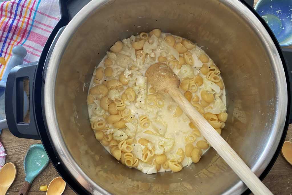 instant pot cauliflower macaroni and cheese