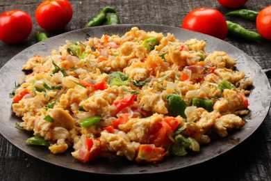 Scrambled eggs with vegetables