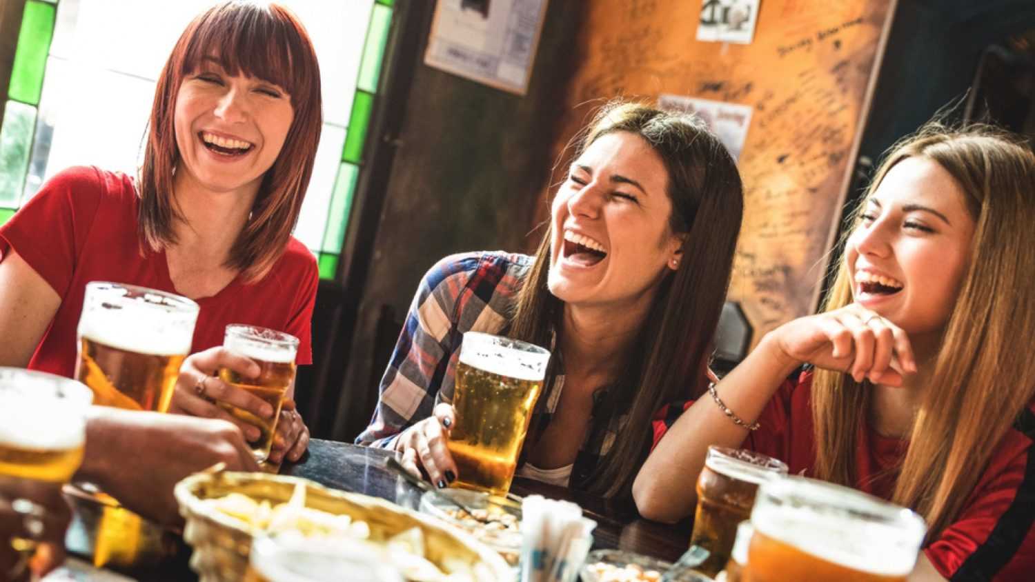 Friends drinking beer