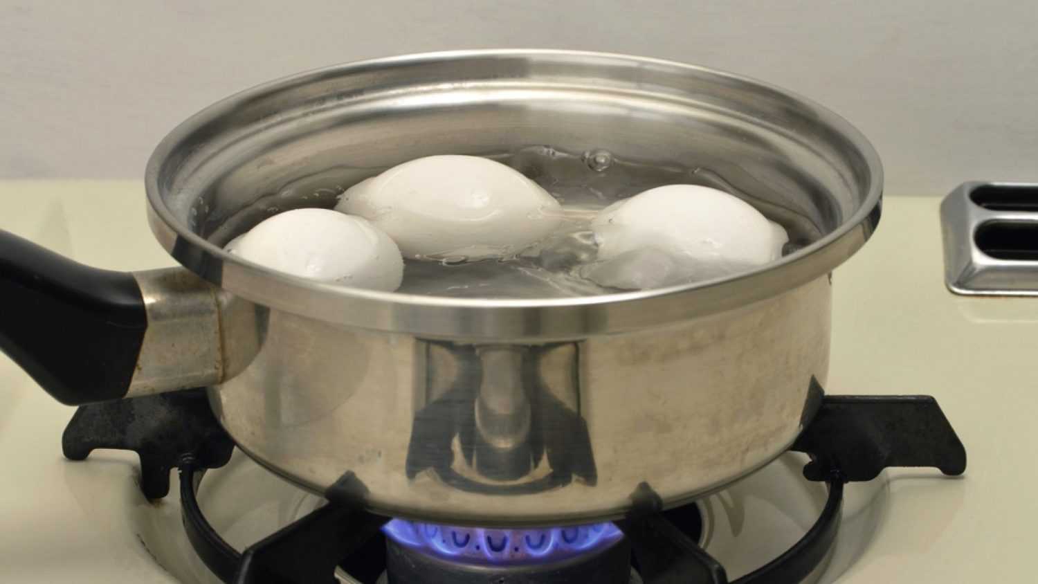 Boiling eggs in stove