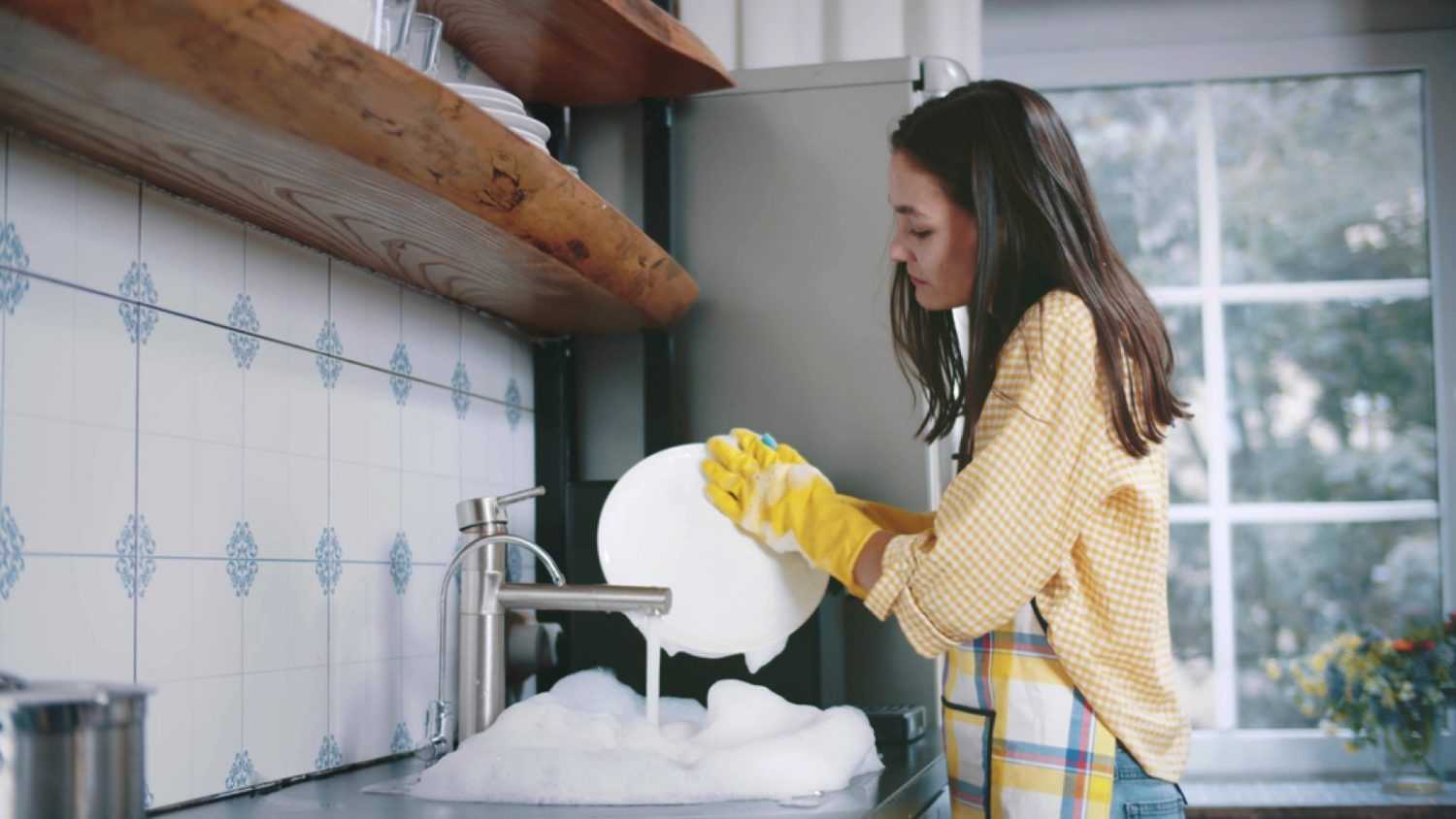 Woman cleaning dishes